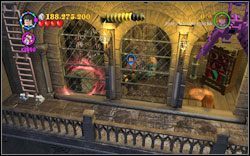 Syriusz Black: Po rozbiciu szyby wskocz do środka pomieszczenia, po lewej znajdziesz czarną gablotę, którą możesz zniszczyć zaklęciem (DM ) - Mroczna Wieża | Bonusy - Rok 3 | LEGO Harry Potter Lata 1-4 - LEGO Harry Potter Lata 1-4 - poradnik do gry