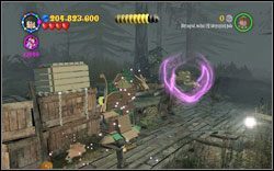 Slytherin (zielony): Kawałek dalej po przejściu kładki znajdziesz skrzynię z dwoma zamkami - zniszcz je zaklęciem (RD ), a następnie użyj na skrzyni (WL ), później ponownie (WL ) aby złożyć smoka, który stopi ścianę, za którą znajdziesz herb - Smoki | Bonusy - Rok 4 | LEGO Harry Potter Lata 1-4 - LEGO Harry Potter Lata 1-4 - poradnik do gry