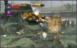 Slytherin (zielony): Na początku, gdy będziesz szedł w prawo, trzy kamienie zostaną wrzucone z zewnątrz na ścieżkę - bardzo łatwo je zauważyć - użyj (DM ) aby zniszczyć je przy pomocy smoka - Pierwsze zadanie | Bonusy - Rok 4 | LEGO Harry Potter Lata 1-4 - LEGO Harry Potter Lata 1-4 - poradnik do gry