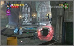 Po przeciwnej stronie od wejścia znajdziesz czarną gablotę, zniszcz ją (DM ), wewnątrz znajdziesz ucznia - Tajemnica jaja | Bonusy - Rok 4 | LEGO Harry Potter Lata 1-4 - LEGO Harry Potter Lata 1-4 - poradnik do gry