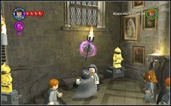 Doris Crockford: W pomieszczeniu znajdziesz sześć pochodni - użyj na nich zaklęcia (WL ), pozostałe trzy znajdziesz w Korytarzu (M3 - 1. Hol Główny | Bonusy - Hogwart | LEGO Harry Potter Lata 1-4 - LEGO Harry Potter Lata 1-4 - poradnik do gry