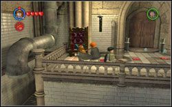 Hermiona (kot): Użyj postaci z książką na regale tuż obok wejścia, następnie użyj zaklęcia (WL ) aby złożyć niewielką szafkę, na której użyj magii - 4. Korytarz łazienek | Bonusy - Hogwart | LEGO Harry Potter Lata 1-4 - LEGO Harry Potter Lata 1-4 - poradnik do gry