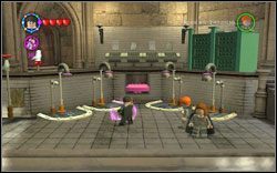 Wynik x8: Przy pomocy zaklęcia (WL ) wstaw brakujące dwie baterie prysznicowe, a następnie odkręć we wszystkich czterech prysznicach wodę używając zwykłej magii - 5. Łazienka chłopców | Bonusy - Hogwart | LEGO Harry Potter Lata 1-4 - LEGO Harry Potter Lata 1-4 - poradnik do gry