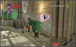 Pani Hooch: Obok zielonych szafek znajdziesz kosz na śmieci - wyrzuć z niego spray i wymaluj na ścianie graffiti (WL ) - 5. Łazienka chłopców | Bonusy - Hogwart | LEGO Harry Potter Lata 1-4 - LEGO Harry Potter Lata 1-4 - poradnik do gry