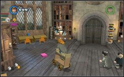 Alicja Spinnet: Użyj postaci z książką na szafce z tyłu pomieszczenia, następnie złóż wózek (WL ) wskocz na niego i zbierz pięć różowych książek rozsypanych po pomieszczeniu - 7. Biblioteka (zaplecze) | Bonusy - Hogwart | LEGO Harry Potter Lata 1-4 - LEGO Harry Potter Lata 1-4 - poradnik do gry