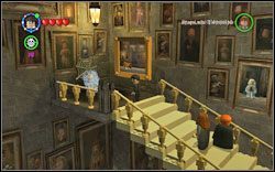 Na samym szczycie schodów, zaplątany w pajęczynę - użyj na niej zwykłej magii - 8. Ruchome schody | Bonusy - Hogwart | LEGO Harry Potter Lata 1-4 - LEGO Harry Potter Lata 1-4 - poradnik do gry