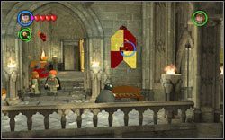 Traf czarem we wszystkie pięć sztandarów domów, które znajdziesz w korytarzu - 11. Korytarz dormitoriów | Bonusy - Hogwart | LEGO Harry Potter Lata 1-4 - LEGO Harry Potter Lata 1-4 - poradnik do gry