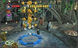 Rita Skeeter: Użyj zaklęcia (RD ) na czterech kłódkach, złóż łańcuch (WL ), a następnie pociągnij za oba łańcuchy - 12. Wieża Slytherinu | Bonusy - Hogwart | LEGO Harry Potter Lata 1-4 - LEGO Harry Potter Lata 1-4 - poradnik do gry