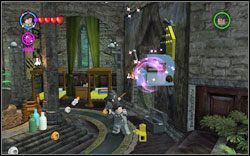 Dziewczyna z Hufflepuffu: Tuż przy wejściu znajdziesz skrzynię - wewnątrz niej kilka klocków, z których złóż (WL ) radio - 19. Dormitorium Hufflepuffu | Bonusy - Hogwart | LEGO Harry Potter Lata 1-4 - LEGO Harry Potter Lata 1-4 - poradnik do gry