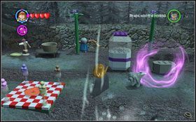 Obok pompy znajdziesz konewkę, a tuż obok ziarno - posadź je (WL ), po czym podlej (WL ) - otrzymasz jedną część solniczki #1 - 25. Ogród Hagrida | Bonusy - Hogwart | LEGO Harry Potter Lata 1-4 - LEGO Harry Potter Lata 1-4 - poradnik do gry