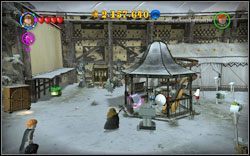 (zegar ) Obok namiotu znajdziesz miejsce kopania - przełącz się na Hermionę i przy pomocy Krzywołapa odkop stojak - 26. Wejście na boisko Quidditch | Bonusy - Hogwart | LEGO Harry Potter Lata 1-4 - LEGO Harry Potter Lata 1-4 - poradnik do gry