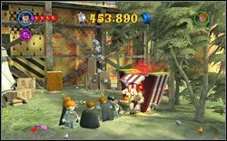 Chłopiec z Revenclawu: Po prawej znajdziesz budkę z popcornem - 26. Wejście na boisko Quidditch | Bonusy - Hogwart | LEGO Harry Potter Lata 1-4 - LEGO Harry Potter Lata 1-4 - poradnik do gry