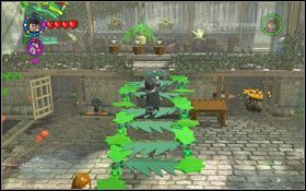 Śpiewająca mandragora: Zbierz składniki na eliksir - pierwszy znajdziesz w doniczkach na krawędzi, drugi po prawej za mandragorą (użyj szafy by ubrać nauszniki), trzeci zaś na roślinie przy celi - użyj na niej magii aby wyrosły owoce - 31. Klasa zielarstwa (zaplecze) | Bonusy - Hogwart | LEGO Harry Potter Lata 1-4 - LEGO Harry Potter Lata 1-4 - poradnik do gry