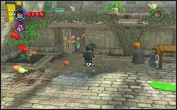 Po zebraniu składników na eliksir siły, pociągnij za łańcuch i uwolnij ucznia - 31. Klasa zielarstwa (zaplecze) | Bonusy - Hogwart | LEGO Harry Potter Lata 1-4 - LEGO Harry Potter Lata 1-4 - poradnik do gry