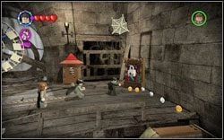 Madame Rosmerta: (zegar ) Po prawej znajdziesz szafkę - wpierw użyj (RD ), a następnie postaci z książką - 33. Wieża zegarowa | Bonusy - Hogwart | LEGO Harry Potter Lata 1-4 - LEGO Harry Potter Lata 1-4 - poradnik do gry