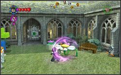 Prefekt Slytherinu: Użyj (DM ) na czarnej skrzyni, następnie posadź ziarno (WL ) i je podlej (WL ) - 34. Mały dziedziniec | Bonusy - Hogwart | LEGO Harry Potter Lata 1-4 - LEGO Harry Potter Lata 1-4 - poradnik do gry