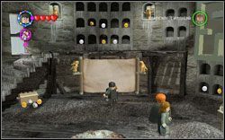 Podejdź do dwóch sów trzymających ogromny zwój, gdy tylko będziesz blisko sowy odlecą rozsuwając zwój i uwalniając ucznia - 35. Sowiarnia | Bonusy - Hogwart | LEGO Harry Potter Lata 1-4 - LEGO Harry Potter Lata 1-4 - poradnik do gry