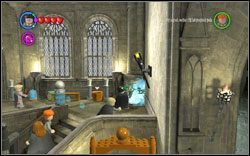 Ernie Macmillan: Po założeniu słuchawek w szafie obok pokoju transmutacji podnieś mandragorę i rozbij przy jej pomocy sześć szklanych gablot - 36. Przejście do klas | Bonusy - Hogwart | LEGO Harry Potter Lata 1-4 - LEGO Harry Potter Lata 1-4 - poradnik do gry