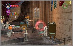 Hermiona (niebieska bluza): W narożniku klasy znajdziesz szafkę, na której użyj (DM ) - 48. Klasa wróżbiarstwa | Bonusy - Hogwart | LEGO Harry Potter Lata 1-4 - LEGO Harry Potter Lata 1-4 - poradnik do gry