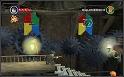 Harry (zadanie z labiryntem): Będąc na górze traf w trzy kolorowe sztandary - 50. Maszynownia | Bonusy - Hogwart | LEGO Harry Potter Lata 1-4 - LEGO Harry Potter Lata 1-4 - poradnik do gry