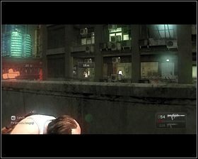 Teraz naszym zadaniem jest bronienie Xiu przed nadbiegającymi z dwóch stron napastnikami [1] - Rozdział 5 - Powrót do domu (2) - Opis przejścia - Kane & Lynch 2: Dog Days - poradnik do gry