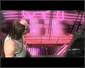 Otwierając kolejne drzwi [1], dojdziemy do miejsca z różowym napisem [2] - Rozdział 5 - Powrót do domu (2) - Opis przejścia - Kane & Lynch 2: Dog Days - poradnik do gry