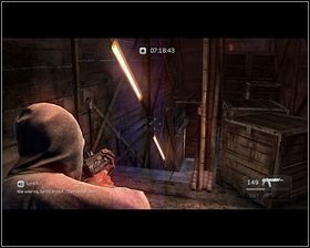 Gdy już wszyscy wrogowie zginą, biegniemy cały czas prosto, aż do schodów prowadzących na metalową rampę [1] - Rozdział 7 - Umowa - Opis przejścia - Kane & Lynch 2: Dog Days - poradnik do gry