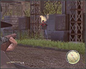 Tu musisz przede wszystkim uważać na przeciwnika stojącego na górnym balkoniku #1 , bo będzie on podrzucał koktajle Mołotowa - Rozdział 8 - Dzikusy (2) | Opis przejścia Mafia II - Mafia II - poradnik do gry