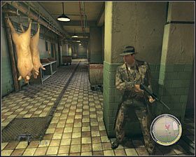 Na początek schowaj się przy oszklonej ścianie i ostrzelaj wrogów gdy będą jeszcze wychodzili z pojazdów #1 - Rozdział 9 - Twardziel i liczykrupa (3) | Opis przejścia Mafia II - Mafia II - poradnik do gry