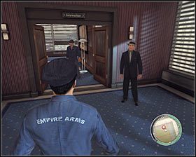 Przejdź szybko obok stołu, przy którym siedzą gangsterzy i ruszaj w stronę baru #1 - Rozdział 10 - Obsługa hotelowa (1) | Opis przejścia Mafia II - Mafia II - poradnik do gry