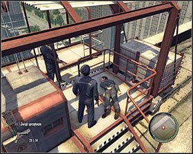 Skorzystaj teraz z lewego panelu kontrolnego #1 , dzięki czemu przywołasz w to miejsce platformę - Rozdział 10 - Obsługa hotelowa (2) | Opis przejścia Mafia II - Mafia II - poradnik do gry