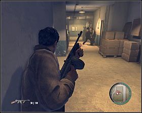 Schowaj broń i ostrożnie zakradnij się od tyłu do drugiego przeciwnika, który tu stoi #1 - Rozdział 13 - Wyjście smoka (2) | Opis przejścia Mafia II - Mafia II - poradnik do gry