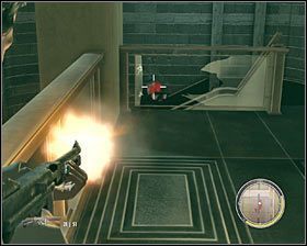 Dopiero po zlikwidowaniu przeciwników na okolicznych balkonikach zbliż się do barierki i zacznij atakować wrogów stojących na dole #1 - Rozdział 14 - Schody do nieba (4) | Opis przejścia Mafia II - Mafia II - poradnik do gry