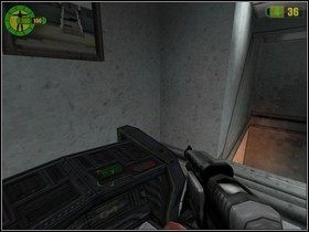 Widoczne w oddali drzwi są zamknięte - aby je otworzyć należy dostać się do pomieszczenia kontrolnego - Koszary | Opis przejścia Red Faction - Red Faction - poradnik do gry
