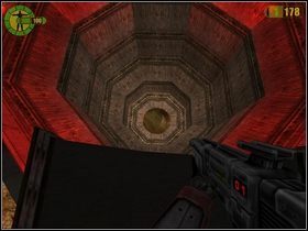W następnym pomieszczeniu zlikwiduj nieprzyjaciół i kieruj się prosto do miejsca, gdzie będziesz mógł przejść do stojącego pośrodku ogromnego kotła - Zapomniane kopalnie | Opis przejścia Red Faction - Red Faction - poradnik do gry