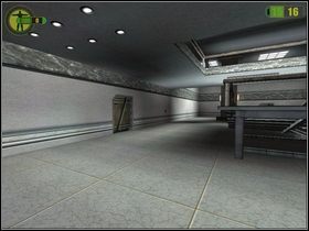 Po wejściu na teren kompleksu skieruj się na prawo, a następnie w sporym holu znowu skręć w prawo - Znajdź Gryphona | Opis przejścia Red Faction - Red Faction - poradnik do gry