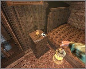 Na początek podejdź do skrzyni usytuowanej pod ścianą (na wprost łóżka) i weź stojącą tam latarnię - D1 - Podróż w odległe i zapomniane przez Boga miejsce | Opis przejścia - Darkness Within 2: The Dark Lineage - poradnik do gry