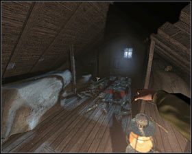 Weź stojącą przy nogach łóżka skrzynkę i przenieś ją pod przeciwległą ścianę (w miejsce pomiędzy schodami a drzwiami do składziku) - D1 - Podróż w odległe i zapomniane przez Boga miejsce | Opis przejścia - Darkness Within 2: The Dark Lineage - poradnik do gry