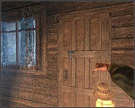 By opuścić chatę, musisz zejść po schodach na parter (można się tam rozejrzeć po salonie i kuchni, ale nie ma w nich niczego istotnego) i otworzyć drzwi naprzeciwko nich - D1 - Podróż w odległe i zapomniane przez Boga miejsce | Opis przejścia - Darkness Within 2: The Dark Lineage - poradnik do gry