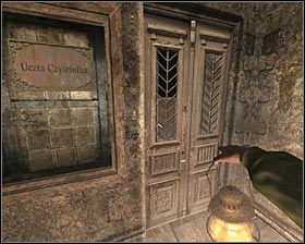 Na peronie skieruj się w prawo (zwróć uwagę na graffiti na ścianach), a dotarłszy do siatki, za którą miga żarówka, wejdź tam - to tunel prowadzący z dworca do miasta - N1 - Przyjazd do starego, przytłaczającego miasteczka Arkhamend | Opis przejścia - Darkness Within 2: The Dark Lineage - poradnik do gry