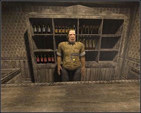 Zawróć i po wyjściu z uliczki maszeruj prosto, mijając pomnik wilka po lewej, a tunel dworca po prawej - N1 - Przyjazd do starego, przytłaczającego miasteczka Arkhamend | Opis przejścia - Darkness Within 2: The Dark Lineage - poradnik do gry