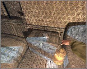 Z szuflady szafki przy łóżku zabierz latarkę oraz przeczytaj leżący na tejże szafce kolejny wycinek z gazety (nieszczęśliwy wypadek na wykopaliskach; 3/21 dokument punktowany) - N1 - Przyjazd do starego, przytłaczającego miasteczka Arkhamend | Opis przejścia - Darkness Within 2: The Dark Lineage - poradnik do gry