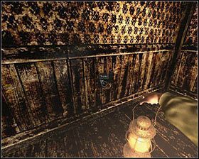 Howardowi przyśni się koszmar (po odzyskaniu władzy nad bohaterem proponuję od razu zaświecić latarnię), w którym podejdź do stojącej pod ścianą (pomiędzy łazienką a drzwiami wyjściowymi) komody i odsuń ją od ściany (przytrzymaj LPM i wciśnij któryś z klawiszy WSAD, zależnie od strony, w jaką chce - N1 - Przyjazd do starego, przytłaczającego miasteczka Arkhamend | Opis przejścia - Darkness Within 2: The Dark Lineage - poradnik do gry