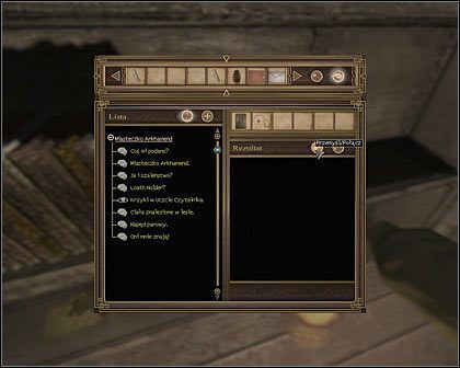 Przywołaj ekwipunek (PPM), kliknij ostatnią opcję (kółeczko) po prawej (Myśli Howarda) i z górnych przegródek ze zbieranymi przedmiotami do nieco niżej położonych (po prawej) przegródek sekcji łączenia przeciągnij kolejno zamkniętą na zamek książkę i stetoskop - D2 - Początek śledztwa (2) | Opis przejścia Darkness Within 2 The Dark Lineage - Darkness Within 2: The Dark Lineage - poradnik do gry