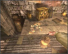 Zwróć też uwagę na nagrobek na ścianie (na lewo od biurka) oraz na skrawki kartki z lewej strony blatu - D2 - Wizyta w osławionym miejscu, w środku lasu (2) | Opis przejścia - Darkness Within 2: The Dark Lineage - poradnik do gry