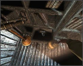 W komórce ze zwłokami na ścianie na wprost drzwi znajduje się drabina, po której (przesuń mysz, by spojrzeć w górę) dostań się (W) na poddasze - D2 - Wizyta w osławionym miejscu, w środku lasu (3) | Opis przejścia - Darkness Within 2: The Dark Lineage - poradnik do gry