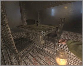 Teraz skieruj się w prawo, w ciasne przejście pomiędzy łóżkiem piętrowym a stołem i wysuń stamtąd niewielki okrągły stolik (wciśnięty LPM i S) - D2 - Wizyta w osławionym miejscu, w środku lasu (5) | Opis przejścia - Darkness Within 2: The Dark Lineage - poradnik do gry