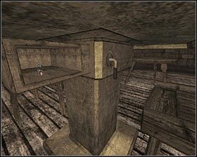 W mechanizm po prawej wsadź znalezioną w szufladzie na poddaszu korbkę (uchwyt) i zakręć nią - D2 - Wizyta w osławionym miejscu, w środku lasu (5) | Opis przejścia - Darkness Within 2: The Dark Lineage - poradnik do gry