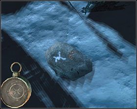 A zatem po obfotografowaniu wszystkich 16 kamieni zgaś latarnię, uaktywnij w ekwipunku kompas (PPM) i obchodź budynek w kierunku przeciwnym do ruchu wskazówek zegara (stojąc twarzą do domu, od drzwi w prawo), sprawdzając, czy wskazówka kompasu wędruje w kierunku zgodnym z ruchem wskazówek zegara - D2 - Wizyta w osławionym miejscu, w środku lasu (6) | Opis przejścia - Darkness Within 2: The Dark Lineage - poradnik do gry