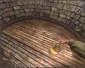 Wróć do domu i w mechanizmie windy w jadalni ustaw na obracających się pierścieniach znaki odkryte na kamieniach w kolejności takiej jak na kartce z biurka - D2 - Wizyta w osławionym miejscu, w środku lasu (6) | Opis przejścia - Darkness Within 2: The Dark Lineage - poradnik do gry